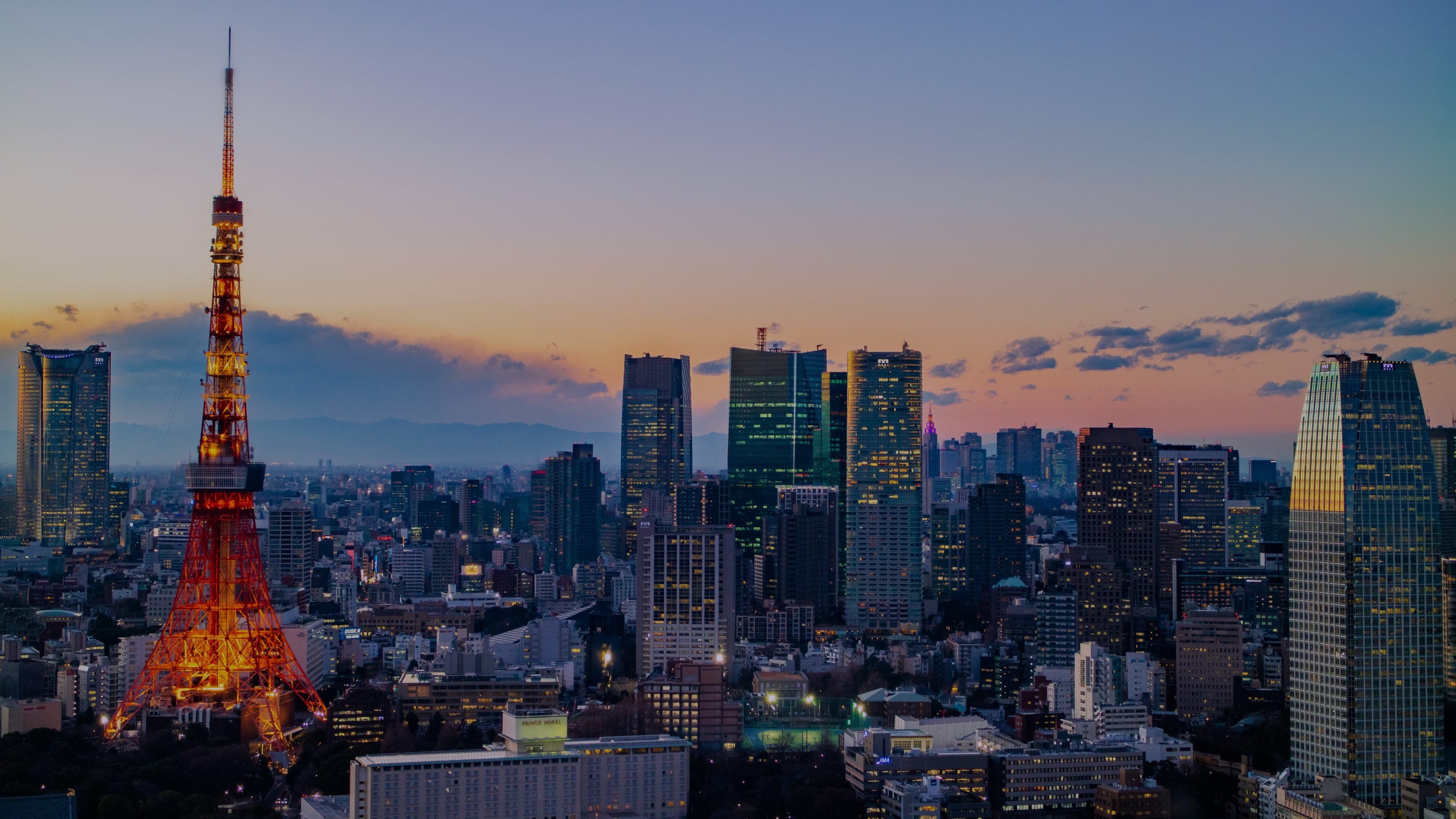 夕暮れの東京タワーと街並み