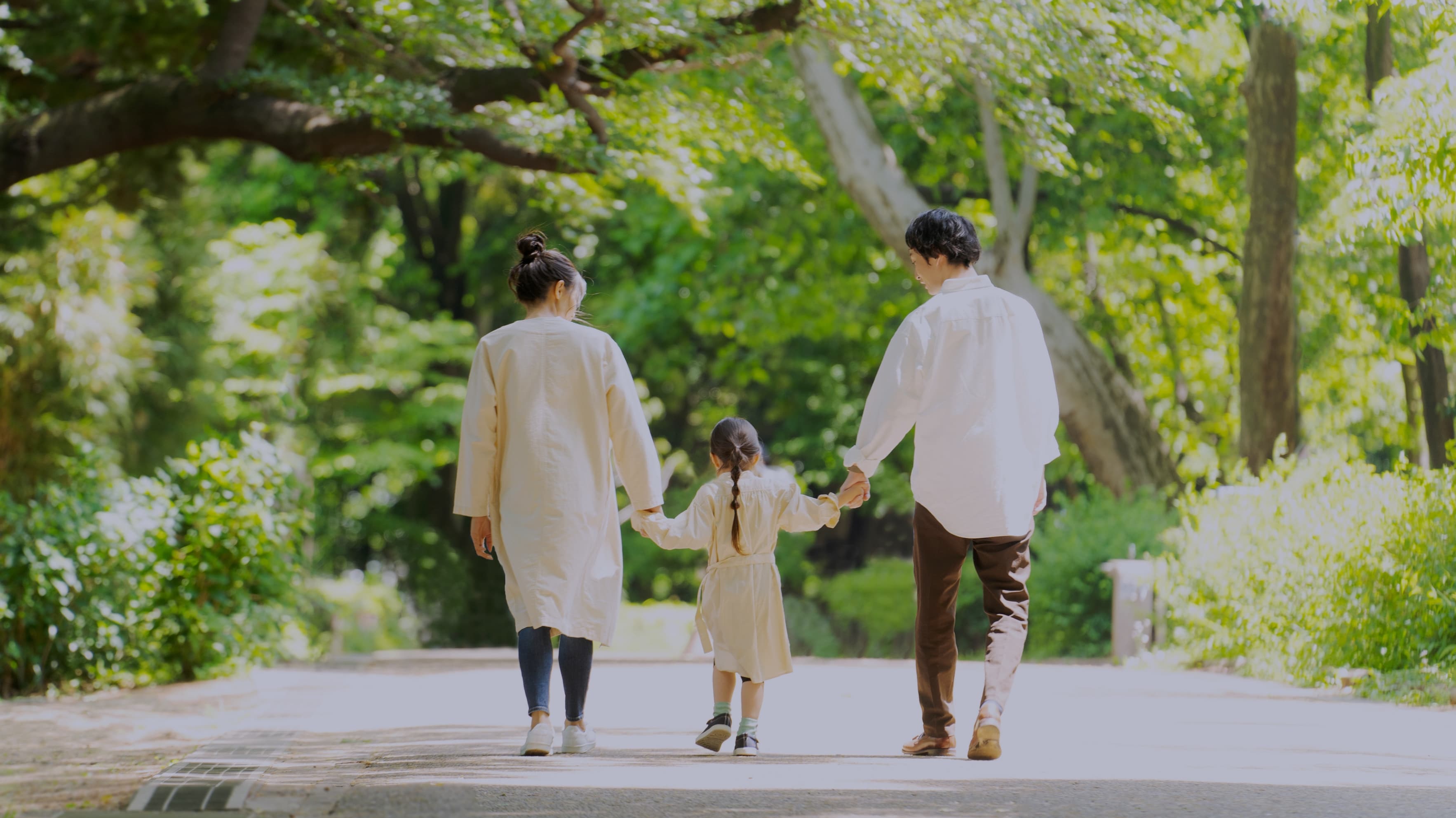 公園を歩く家族